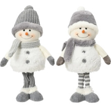 Zwei Stoff-Schneemänner mit Mützen und Schals als Weihnachtsdekoration