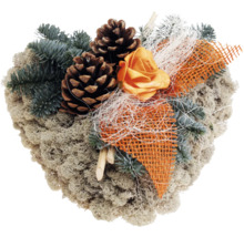 Herzförmiges Gesteck mit Zapfen, Rose und Tannenzweigen