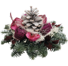 Gesteck mit Tannenzweigen, Zapfen und Dekorationsmaterial