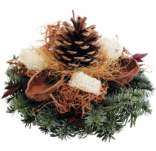 Dekoration mit Tannenzweigen, Zapfen und Naturmaterialien