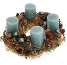 Adventskranz mit vier Kerzen, Tannenzapfen und Kugeln