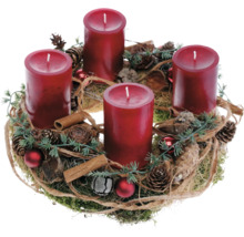 Adventskranz mit vier Kerzen, Tannenzapfen und Dekoration