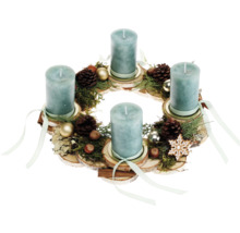 Adventskranz mit vier Kerzen, Tannenzapfen und Dekoration