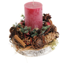 Dekorative Kerze mit Tannenzapfen und Zimtstange auf Holzsockel