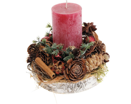 Dekorative Kerze mit Tannenzapfen und Zimtstange auf Holzsockel