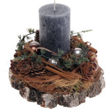 Dekoratives Kerzenarrangement mit grauer Stumpenkerze, Tannenzapfen und Zimtstangen auf Holzsockel