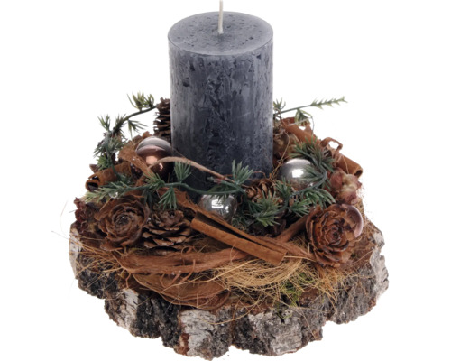 Dekoratives Kerzenarrangement mit grauer Stumpenkerze, Tannenzapfen und Zimtstangen auf Holzsockel