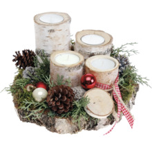 Adventsgesteck mit vier Kerzenhaltern aus Birkenholz, Tannenzapfen und Dekorationen