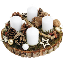 Adventskranz mit Kerzen, Tannenzapfen, Moos und Stern