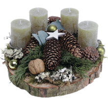 Adventskranz mit vier Kerzen, Tannenzapfen und Dekoration auf Holzscheibe