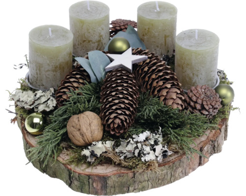 Adventskranz mit vier Kerzen, Tannenzapfen und Dekoration auf Holzscheibe