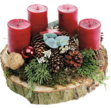 Adventskranz mit vier Kerzen, Tannenzapfen und Dekoration auf einem Holztablett