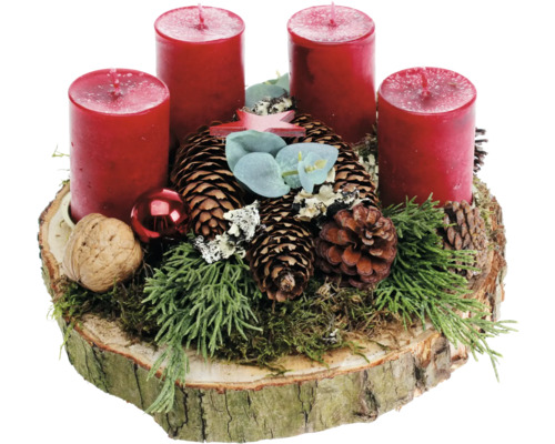 Adventskranz mit vier Kerzen, Tannenzapfen und Dekoration auf einem Holztablett