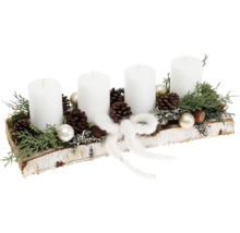 Adventsgesteck mit vier Kerzen, Tannenzweigen und Dekorationen auf Birkenholz