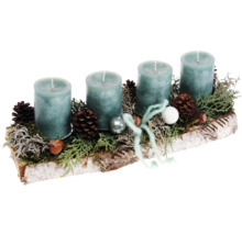 Adventskranz mit vier Kerzen, Tannenzapfen und Naturdekoration auf Birkenholz