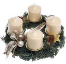 Adventskranz mit vier Kerzen, Tannenzweigen und Dekoration
