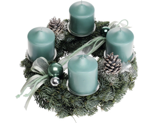 Adventskranz Nobilistanne Ø 30 cm H ca. 15 cm inkl. 4 Stumpenkerzen Ø 7 cm H 8 cm smaragd Adventskranz mit vier Kerzen, Tannenzapfen und Dekoration