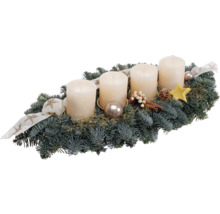 Adventskranz mit vier Kerzen, Tannenzweigen und Dekorationen
