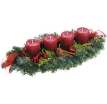 Adventskranz mit vier roten Kerzen, Tannenzweigen, Dekorationen und Schleife