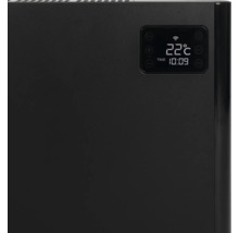 Detailansicht einer Heizung mit digitalem Display, das Temperatur und Zeit anzeigt