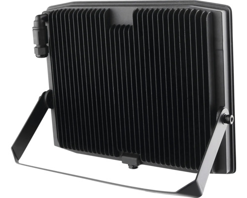 Schwarzer LED-Strahler mit Kühlrippen und Montagebügel