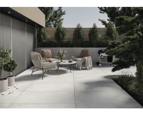 Terrasse mit Möbeln, Grill und Pflanzen für den Außenbereich