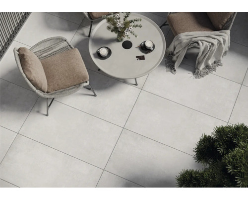 Fliesen auf einer Terrasse mit Möbeln für den Außenbereich.