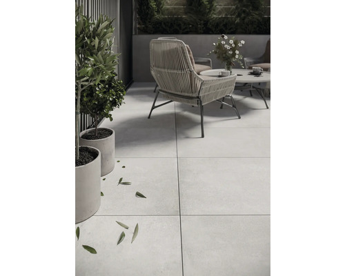 Terrasse mit großformatigen Fliesen, Sitzmöbeln und Pflanzen