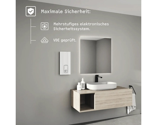 Badezimmer mit Waschbecken, Spiegel, Boiler und Sicherheitsmerkmalen