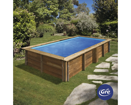 Rechteckiger Holzpool im Garten mit Gre Logo