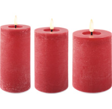 Drei rote Stumpenkerzen mit Flamme