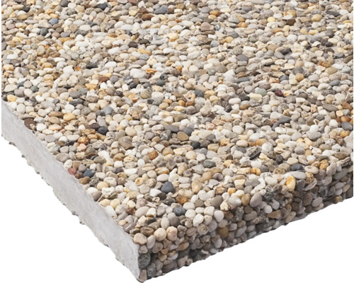 Nahaufnahme einer Betonplatte mit Kieselsteinen für den Gartenbau