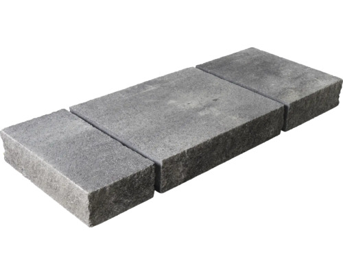 Drei graue Pflastersteine aus Beton