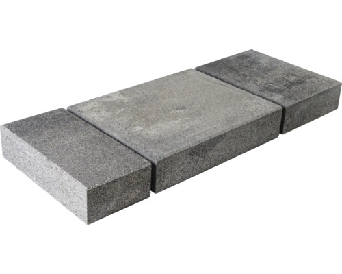Drei graue Pflastersteine aus Beton