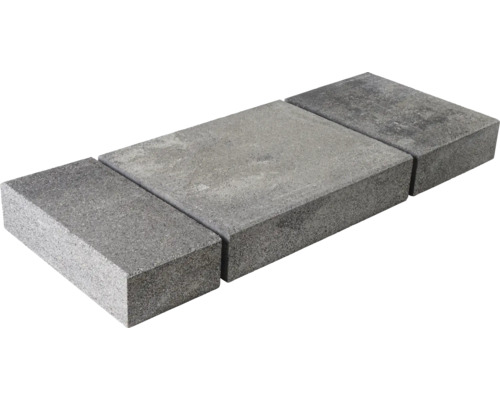 Drei graue Pflastersteine aus Beton