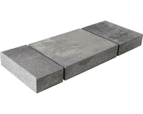 Drei graue Pflastersteine aus Beton
