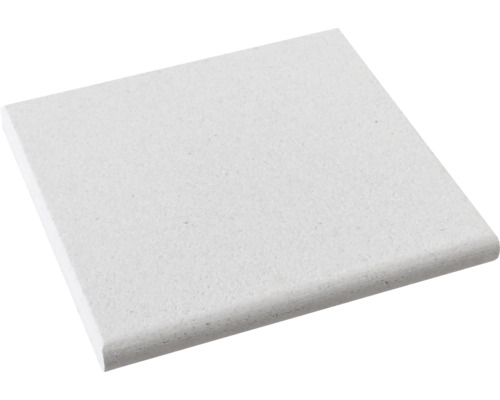 Helle Fensterbank aus Kunststoff