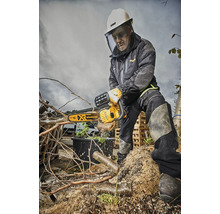 Mann mit Schutzhelm und Gesichtsschutz sägt mit einer Kettensäge Äste.