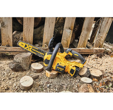 Dewalt Akku-Kettensäge mit Holzscheiten