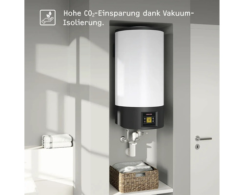 Warmwasserspeicher im Badezimmer mit Handtüchern