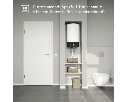 Badezimmer mit Warmwasserbereiter in einer Nische, Toilette und Tür