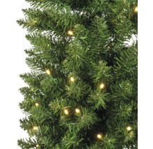 Detailansicht eines künstlichen Weihnachtsbaums mit LED-Lichtern.