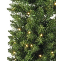 Nahaufnahme eines grünen, künstlichen Weihnachtsbaums mit integrierten Lichtern.