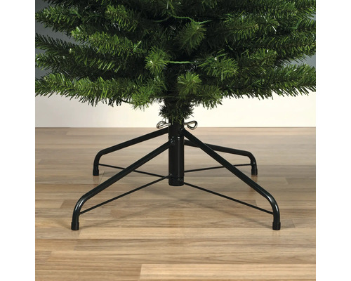 Detailaufnahme eines künstlichen Weihnachtsbaums mit schwarzem Metallständer