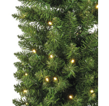 Detailaufnahme eines künstlichen Weihnachtsbaums mit Beleuchtung