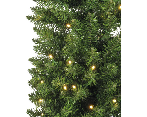 Detailaufnahme eines künstlichen Weihnachtsbaums mit Beleuchtung