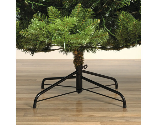 Detailaufnahme eines künstlichen Weihnachtsbaums mit schwarzem Metallständer