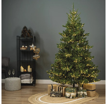 Dekorierter Weihnachtsbaum mit Geschenken und Dekoration auf einem Regal