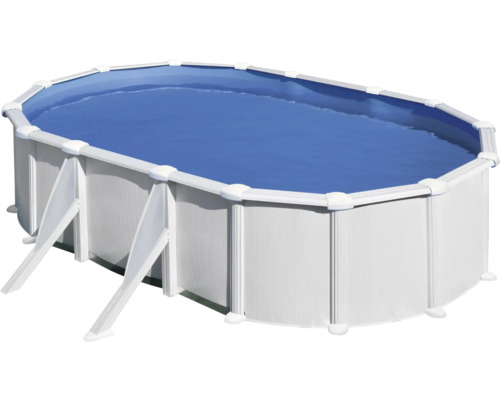 Ovaler Swimmingpool mit Stahlwand und blauer Wasseroberfläche
