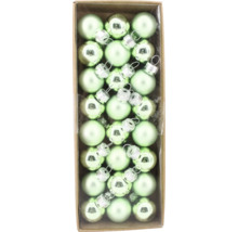 Verpackung mit Weihnachtskugeln aus Glas, hell